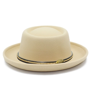 Cappello in feltro di lana beige minimalista con fascia nera e catena in metallo dorato