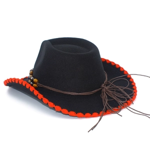 Dettaglio cappello da cowboy nero con bordi cuciti rossi e cordino con perline