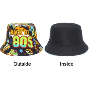 Détail du chapeau bob réversible avec imprimé rétro des années 80 et intérieur noir
