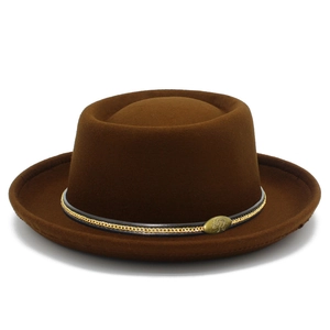 Cappello pork pie in feltro marrone scuro con nastro in pelle nera e catena d'oro