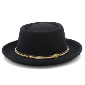 Cappello Fedora in Lana Retrò Con Decorazione a Catena Distintivo Metallo Pork Pie Cappello a Cima Piatta per Uomo Donna Autunno Inverno Jazz