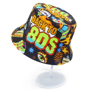 Bob rétro imprimé années 80 avec texte Back to 80s présenté sur un support blanc