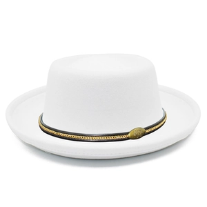 Cappello fedora minimalista in feltro bianco con nastro in pelle nera e catena d'oro