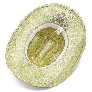 Dettaglio dell'interno del cappello da cowboy con paillettes dorate ed etichetta taglia 57