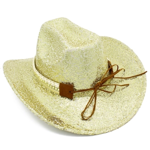 Cappello da cowboy con paillettes dorate, fascia con borchie e cordoncino in pelle marrone