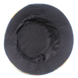 Gros plan sur le motif vintage multicolore du bord d'un chapeau bob pour le soleil