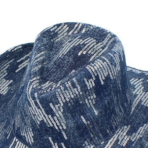 Cappello da cowboy blu navy con paillettes argentate ed elegante tesa ricurva