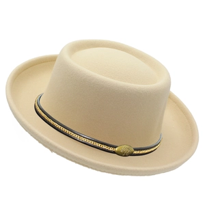 Dettaglio cappello pork pie in feltro beige con cinturino in pelle e catena dorata
