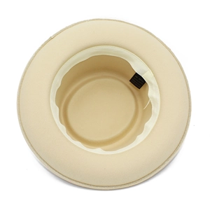Dettaglio dell'interno del cappello con fascia antisudore beige ed etichetta in cotone