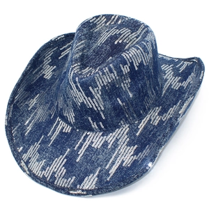 Dettaglio del cappello da cowboy in denim blu con paillettes argentate e tesa curva