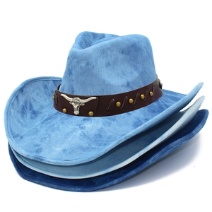 Klassischer blauer Western-Cowboyhut aus verwaschenem Denim mit Lederband und Bullenkopf-Metall