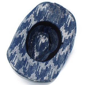 Dettaglio cappello da cowboy blu con paillettes argento e fascia interna regolabile