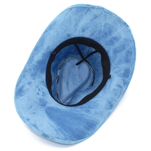 Innenansicht des hellblauen Denim-Hutes mit Schweißband und verstellbarem Kordelzug