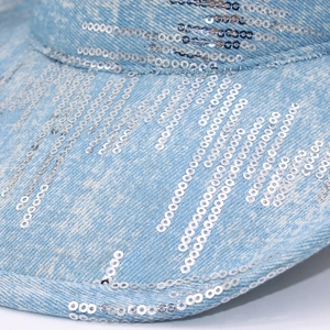 Dettaglio cappello denim azzurro con paillettes argentate metallizzate e cuciture