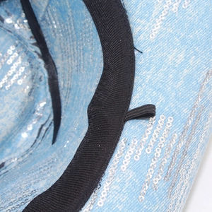 Dettaglio della fascia antisudore interna e paillettes argentate sul cappello blu