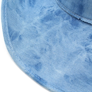 Detailansicht der hellblauen Denim-Hutkrempe mit hochwertigen weißen Doppelnaht-Verzierungen