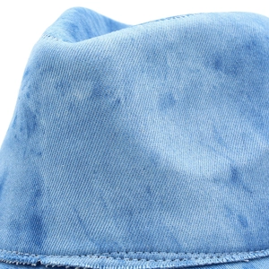 Nahaufnahme von hellblauem Denim-Cowboyhut mit gewaschener Textur und Twill-Stoffdetails