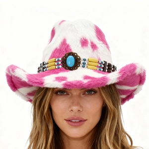 Detailaufnahme von rosa Cowboyhut mit Kuhmuster, Türkisstein und ethnischer Perlenverzierung