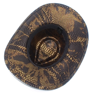 Détail de l'intérieur avec bandeau de sudation et étiquette de taille 57 du chapeau serpent