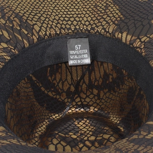 Détail de l'intérieur du chapeau de cowboy montrant l'étiquette polyester et motif serpent