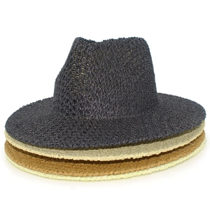 Détail de chapeaux Fedora empilés montrant la texture dense en gris, beige et brun