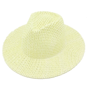 Détail du tissage ajouré en paille et large bord plat d'un chapeau de soleil Panama