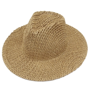 Détail de la texture tressée et de la couronne classique du chapeau de paille Panama
