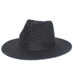 Gros plan sur le tissage fin et la conception C-crown du chapeau Panama noir chic