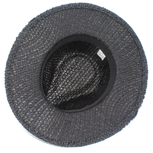 Détail intérieur du chapeau en paille de papier noir avec texture tissée et étiquette