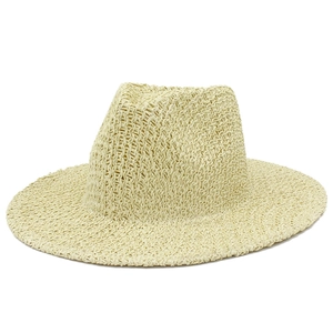 Détail de la texture tissée de haute qualité sur un chapeau Panama beige à larges bords