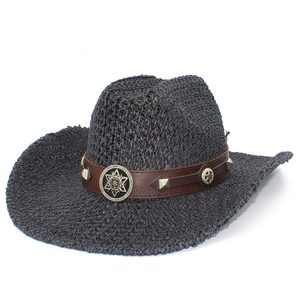 Chapeau de cowboy en paille noire avec bandeau en cuir marron et badge métallique