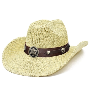 Chapeau de cowboy en paille style western avec large bord et bandeau en cuir décoré