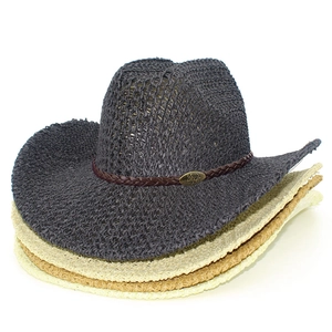 Klassischer Stroh-Westernhut mit gebogener Krempe und Vintage-Metall-Bullenschnallen-Detail