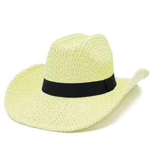 Cappello da cowboy in paglia intrecciata con tesa larga ondulata e nastro nero decorativo