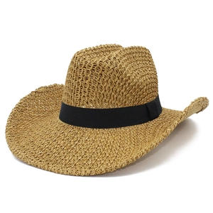 Classico cappello di paglia a tesa larga arrotolata con nastro nero per l'estate all'aperto