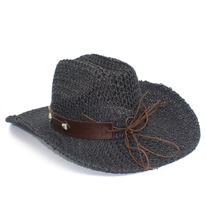 Détail d'un chapeau de cowboy en paille gris foncé avec ruban en cuir et rivets métalliques