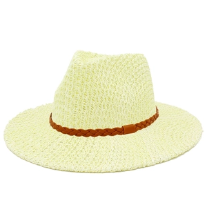 Detailaufnahme vom Strohhut mit breiter Krempe und braunem Lederband für den sommerlichen Strand