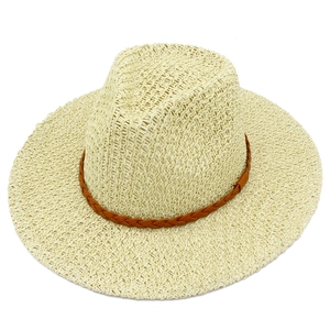 Schicker beige gewebter Strohhut mit braunem Lederband für den Sommerurlaub am Strand