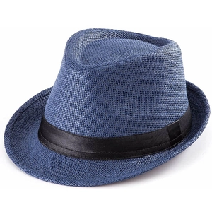 Dettaglio di un fedora in paglia blu intenso con nastro decorativo in raso nero