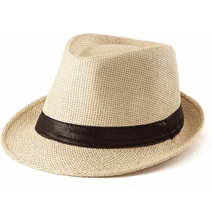 Dettaglio della trama intrecciata e del nastro marrone scuro su un classico cappello Panama