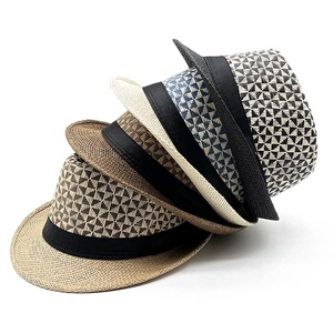 Dettaglio della trama di cappelli in paglia intrecciata in vari colori e motivi