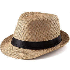 Dettaglio della trama intrecciata e del nastro nero su questo cappello di paglia marrone