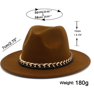Vue détaillée du chapeau fedora marron avec chaîne dorée et ruban en cuir noir