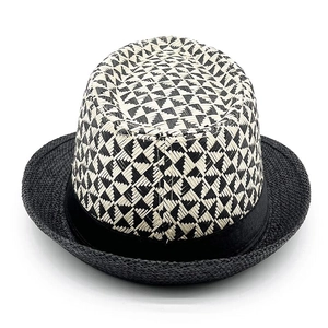 Vista dall'alto di un cappello fedora bicolore con motivo geometrico e tesa nera