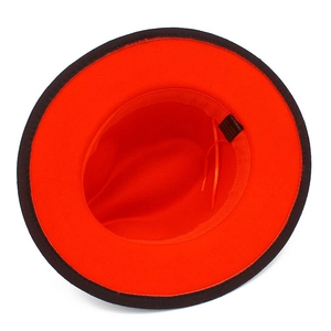 Vue de dessus de l'intérieur du chapeau fedora avec bandeau noir et doublure orange