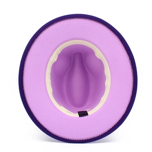 Vue intérieure du chapeau fedora bicolore montrant le bord violet et le bandeau de confort