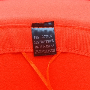Détail de l'étiquette intérieure et du bandeau orange sur le chapeau en feutre