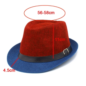 Detalle de sombrero de paja bicolor rojo y azul con banda negra y hebilla metálica elegante