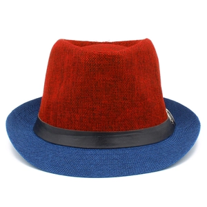 Detalle de sombrero Fedora rojo con ala azul con banda de cuero negro y anillo de plata
