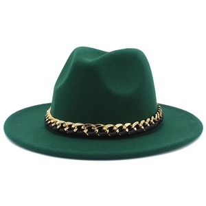 Détail du chapeau fedora en laine vert foncé avec chaîne dorée et cuir noir